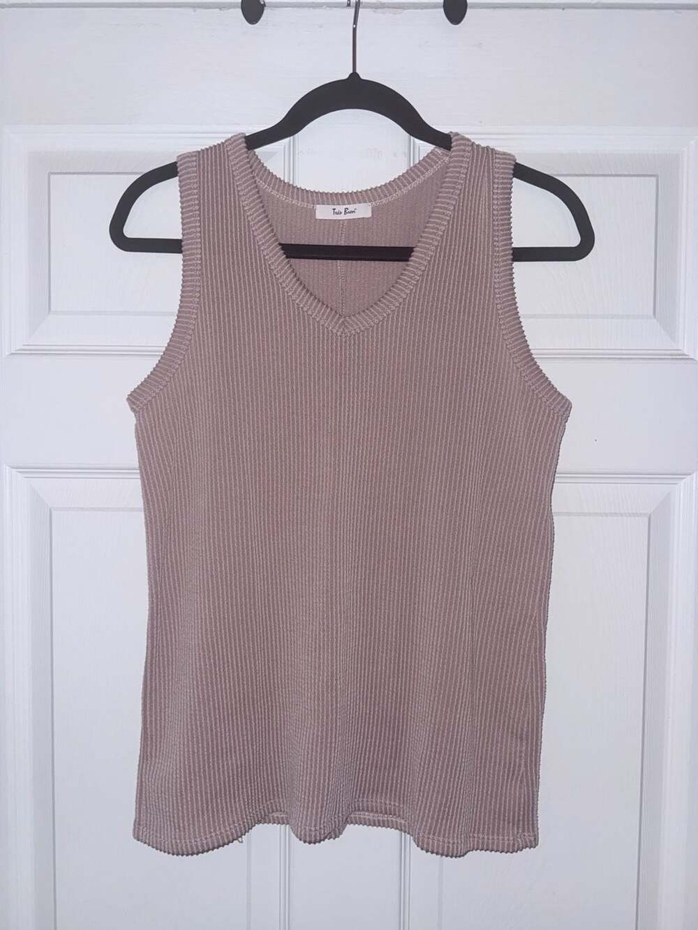 Très Bien Ribbed V-Neck Tank Top in Dusty Pink